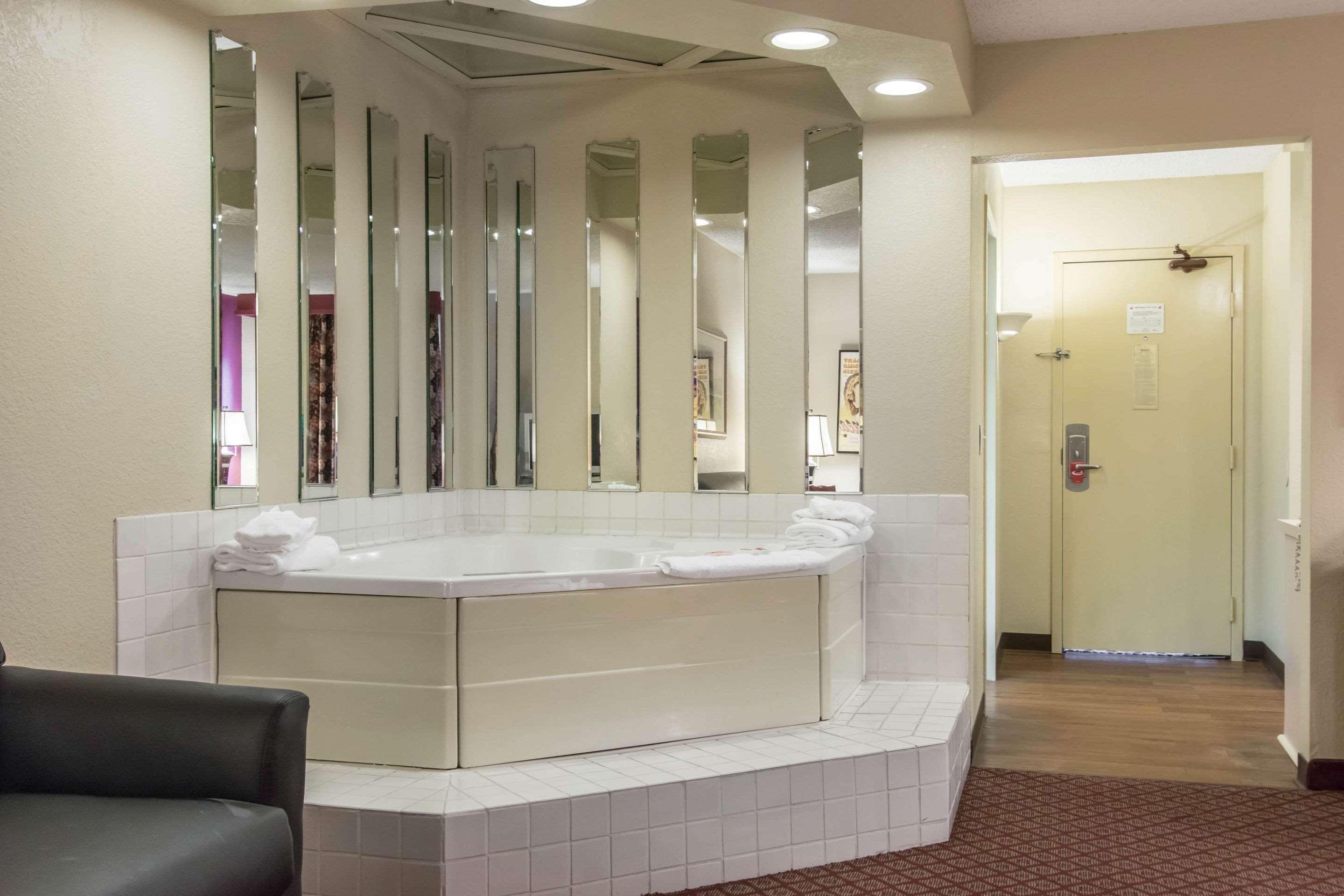 Econo Lodge Inn & Suites جوبلين المظهر الخارجي الصورة