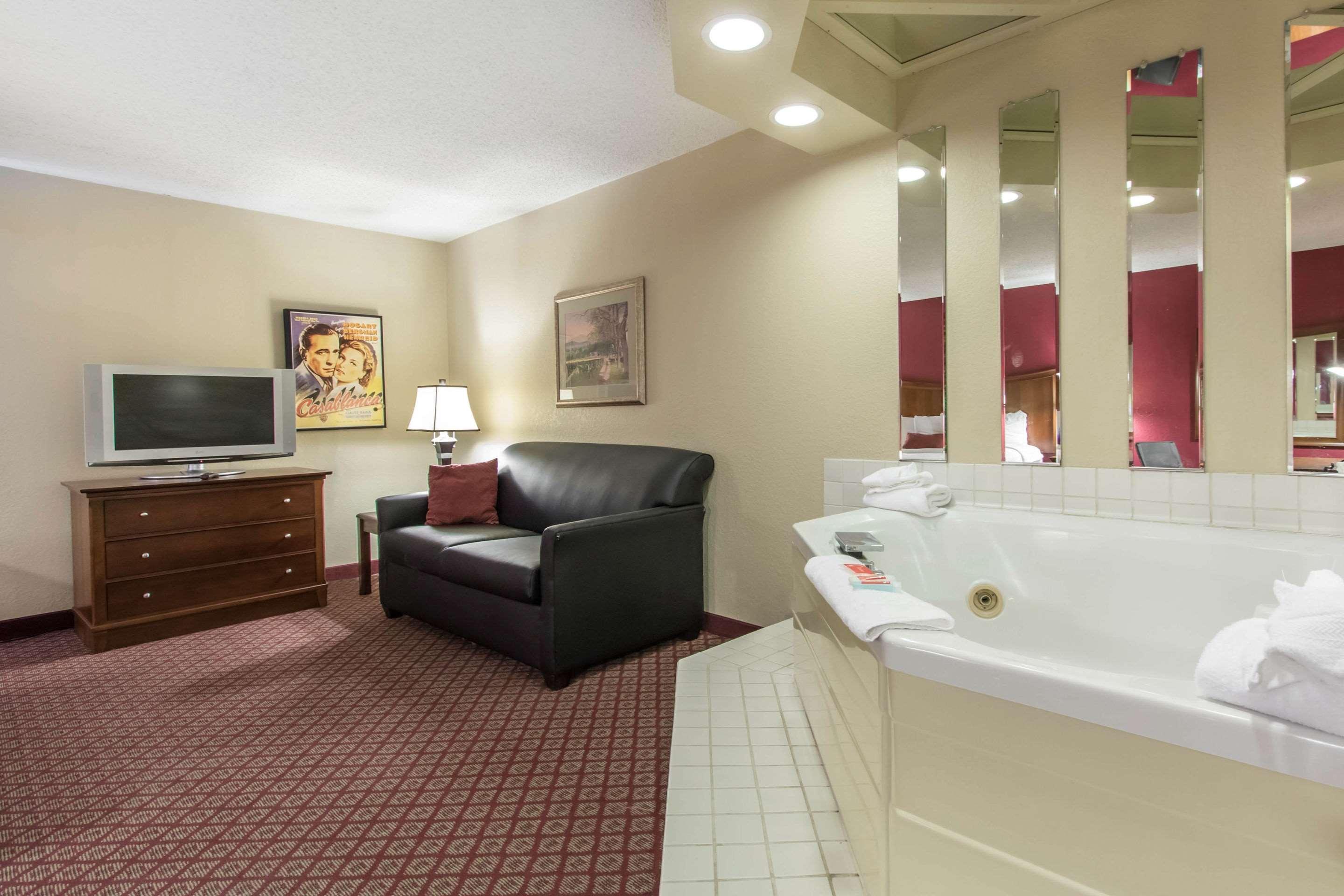 Econo Lodge Inn & Suites جوبلين المظهر الخارجي الصورة